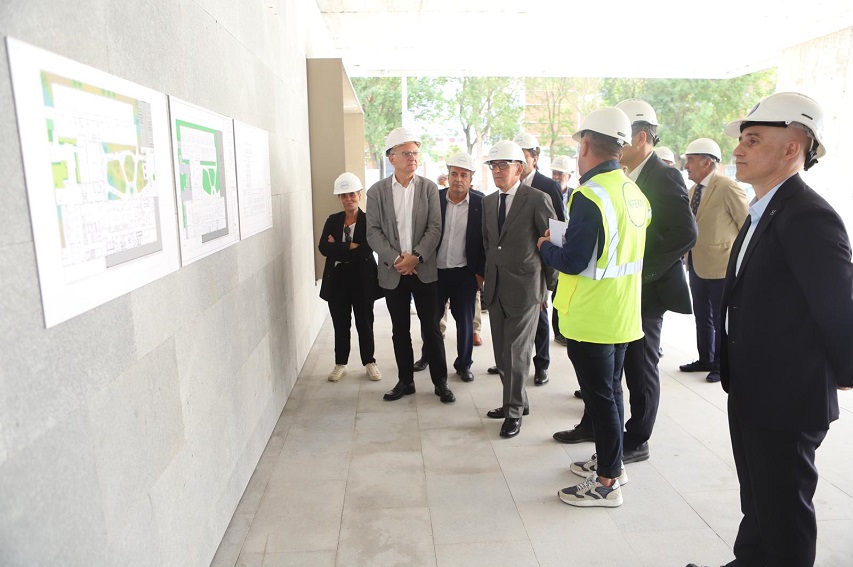 El diputado general de Álava visita las obras de la nueva residencia Arabarren, que se encaminan a su finalización
